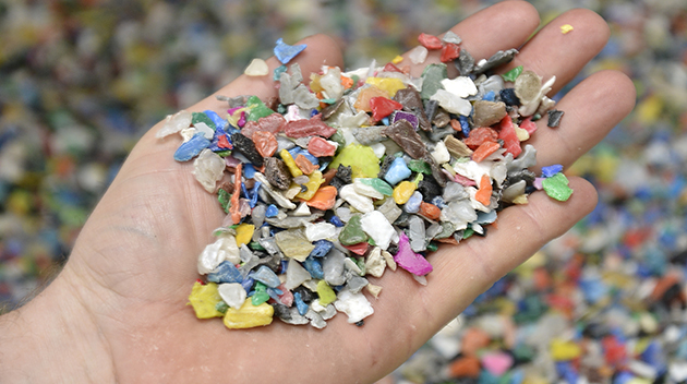 hand-reccyling-flakes